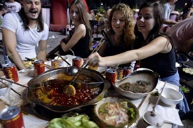 中国美食后回国面对白人饭简直生不如死米乐m6登录入口首批免签来华老外尝过(图18)